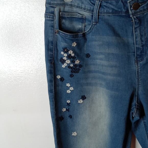 Black Daisy Juniors 11/30 Kate Straight Leg Midrise Embroidered distressed jeans - Picture 4 of 9